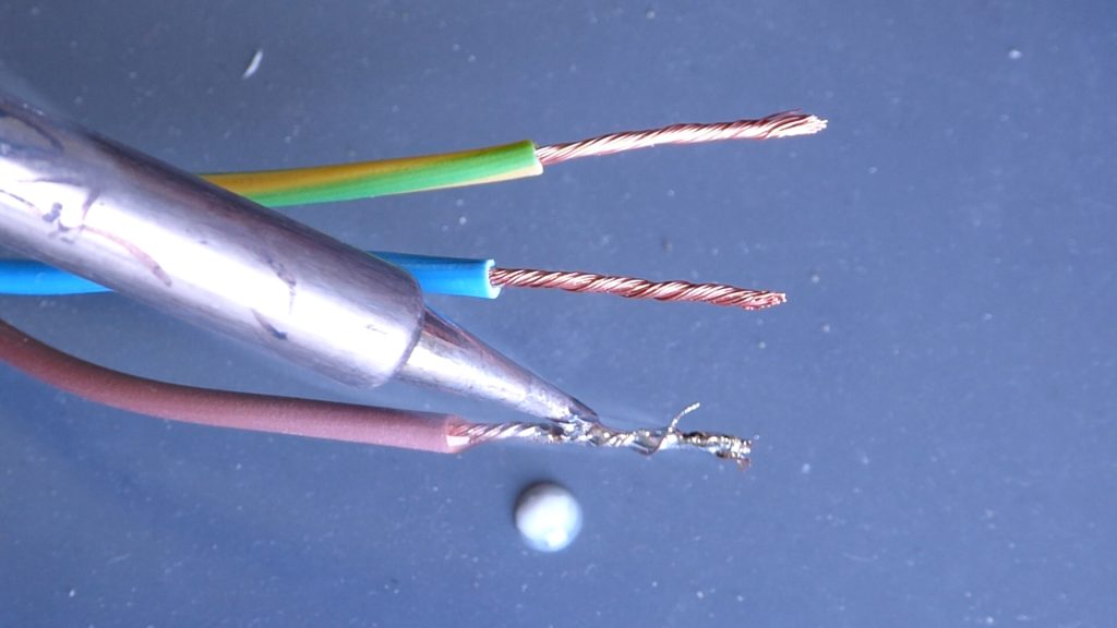 Solder wire with flux